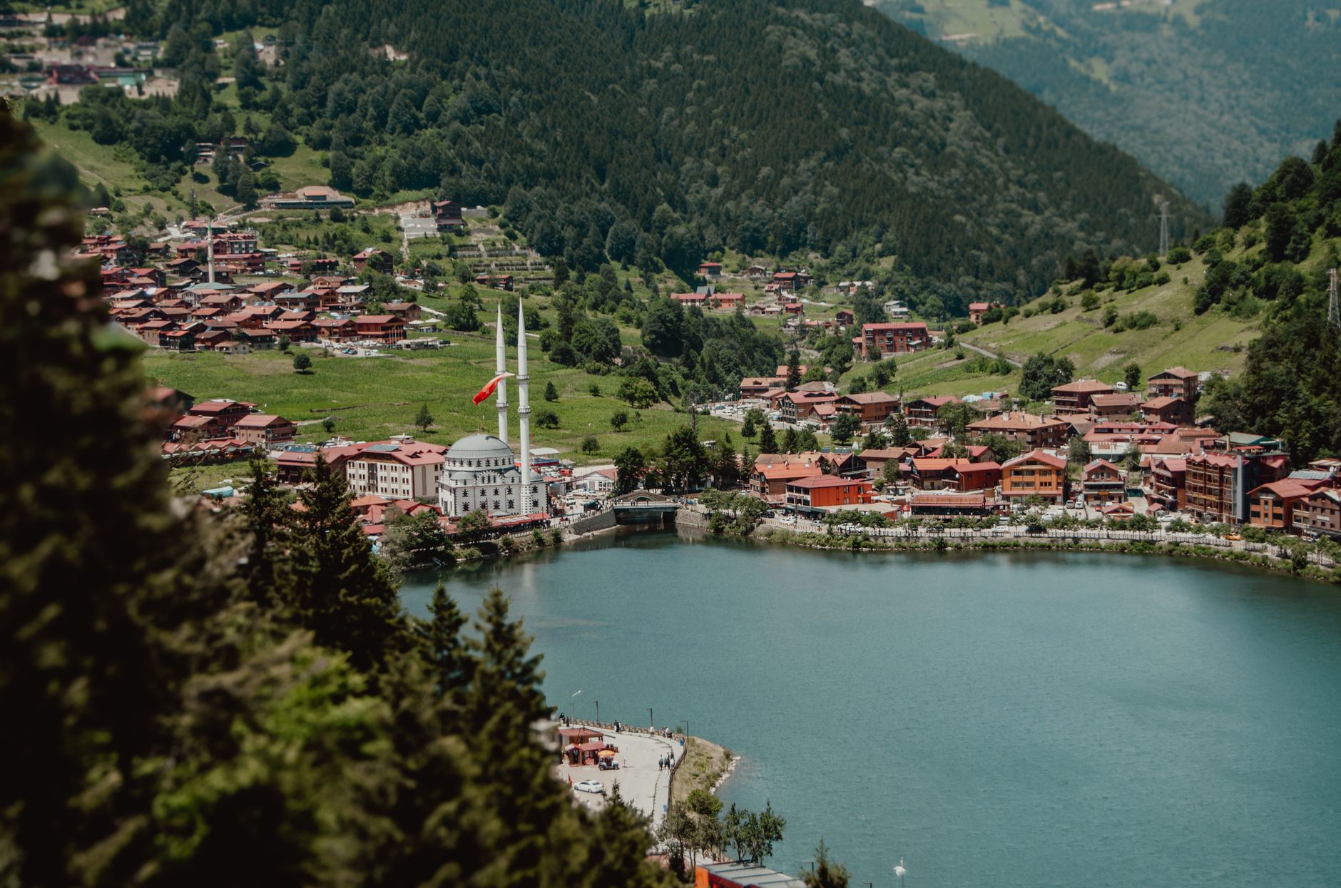 Karadeniz'in Lezzet Rotası: Erkek Erkeğe Trabzon Macerası! 🏞️🍽️