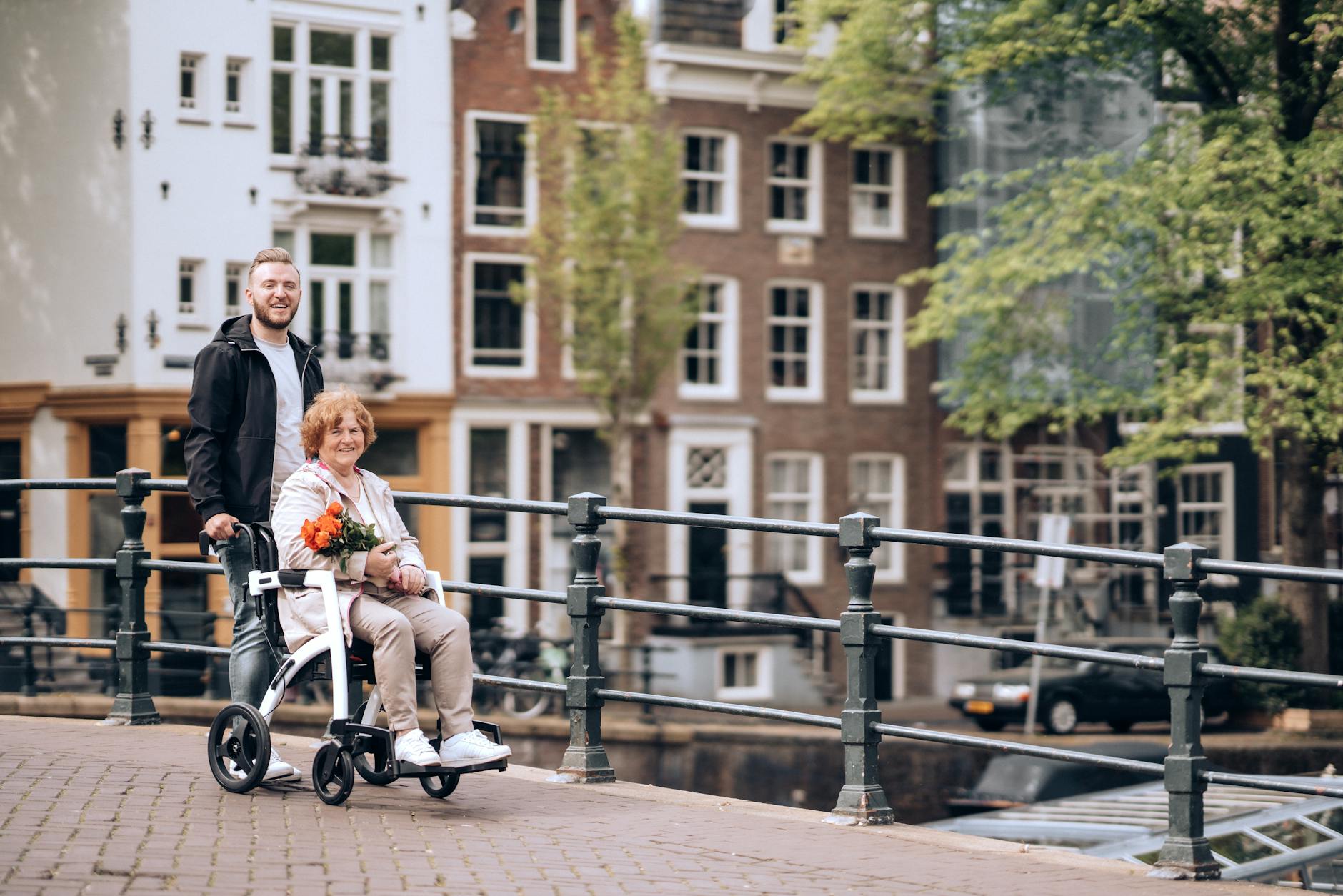 Amsterdam'ın Büyülü Kanallarında Aile Boyu Kültür Keşfi! 🌷🚲