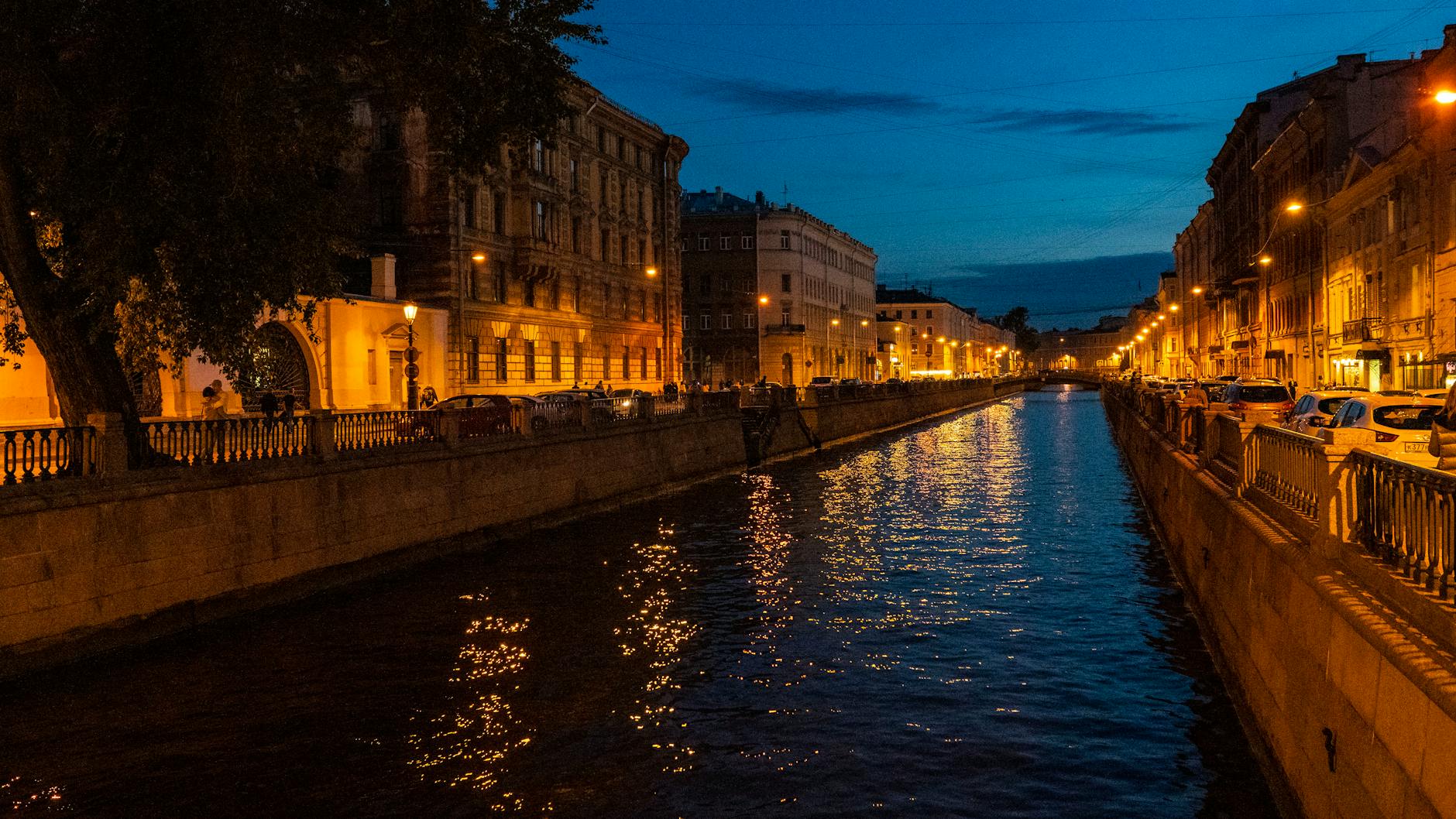 Beyaz Gecelerin Büyüsü: St. Petersburg'da Eğlence Dolu Bir Kaçamak! 🥂