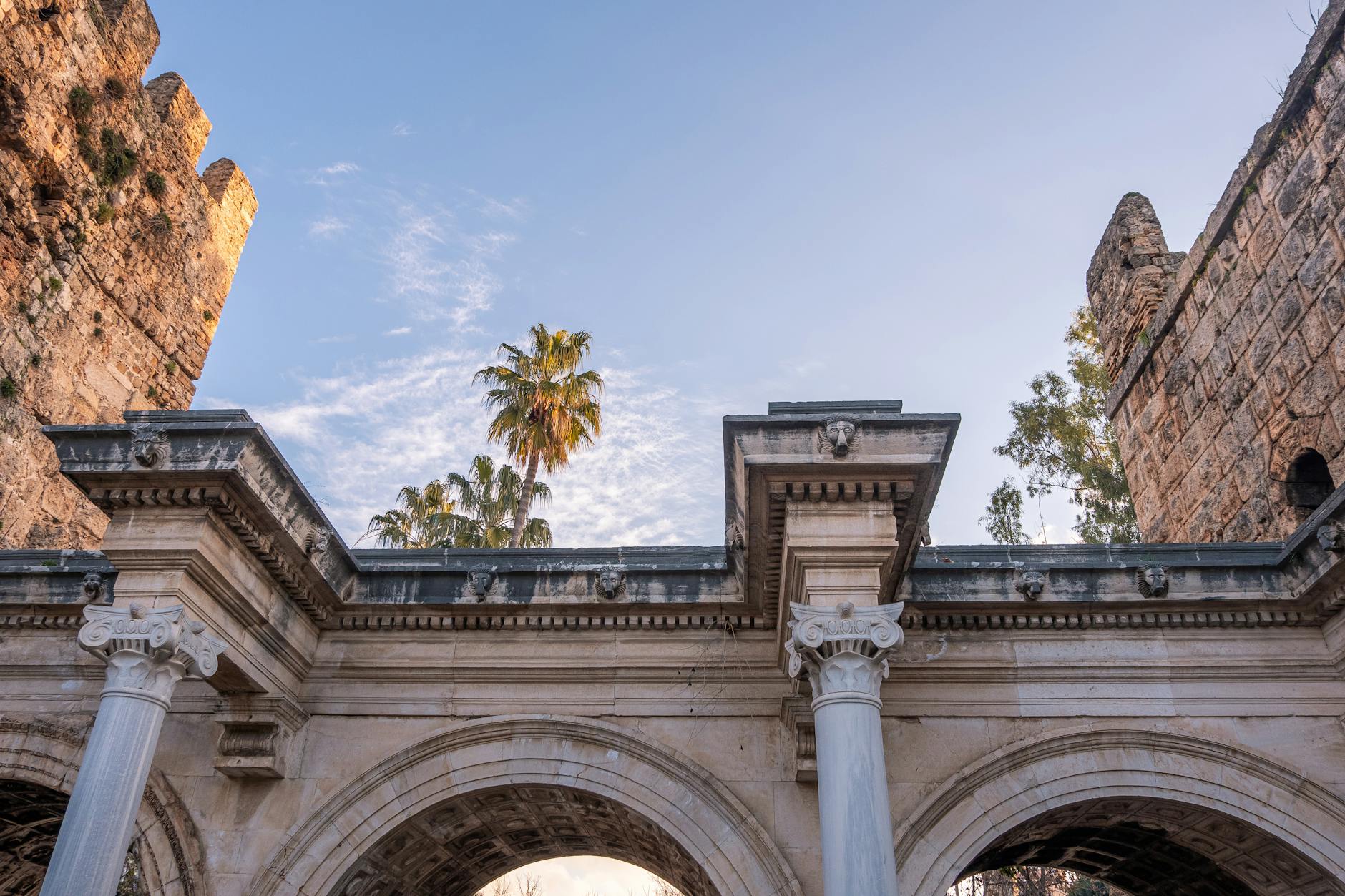 Antalya'nın Gizemli Dokusunda Ailece Bir Kültür Yolculuğu 🏛️☀️