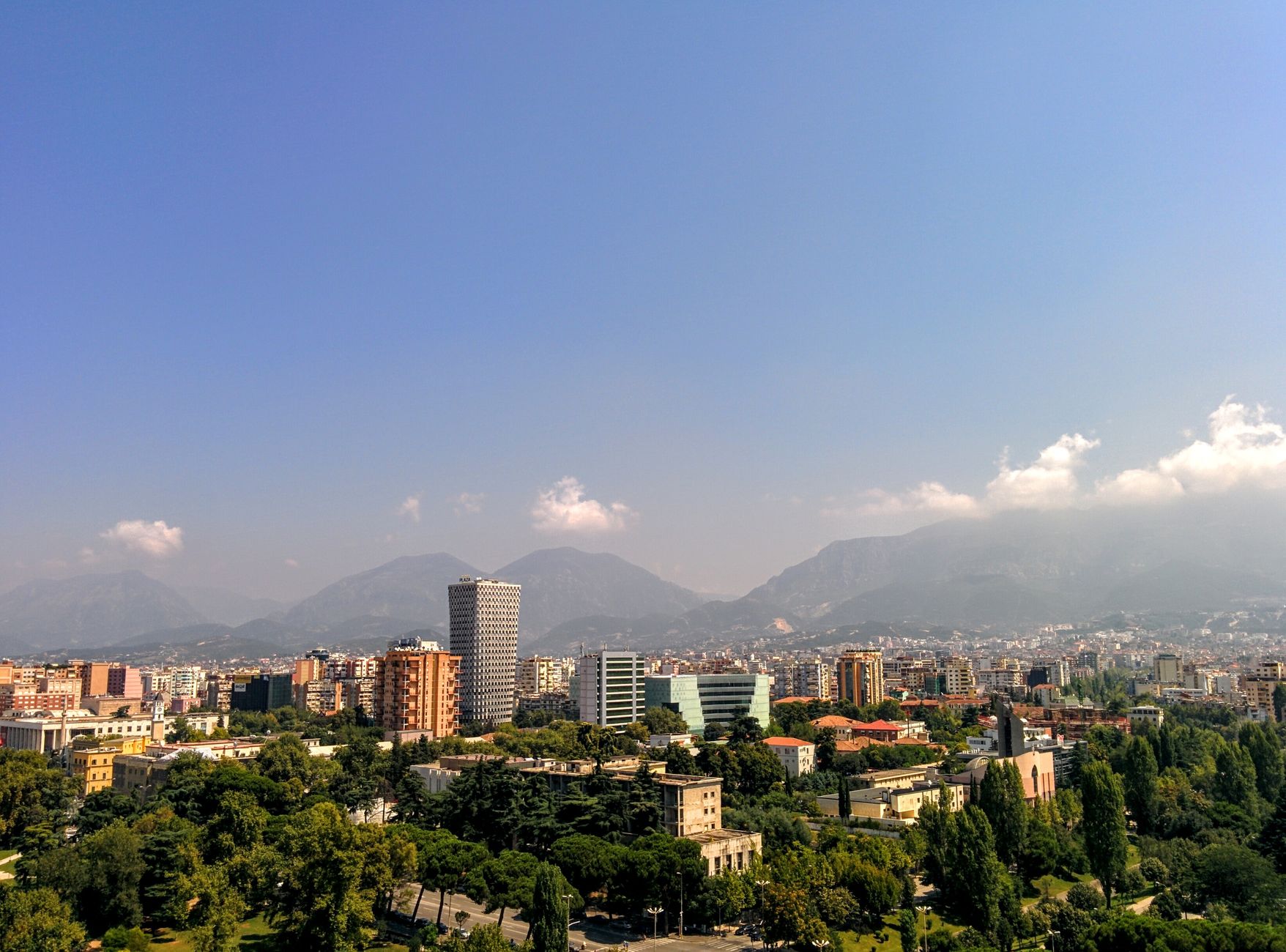 Arnavutluk'un Doğal Güzellikleri ve Aile Maceraları: Tiran Keşfi 🏞️