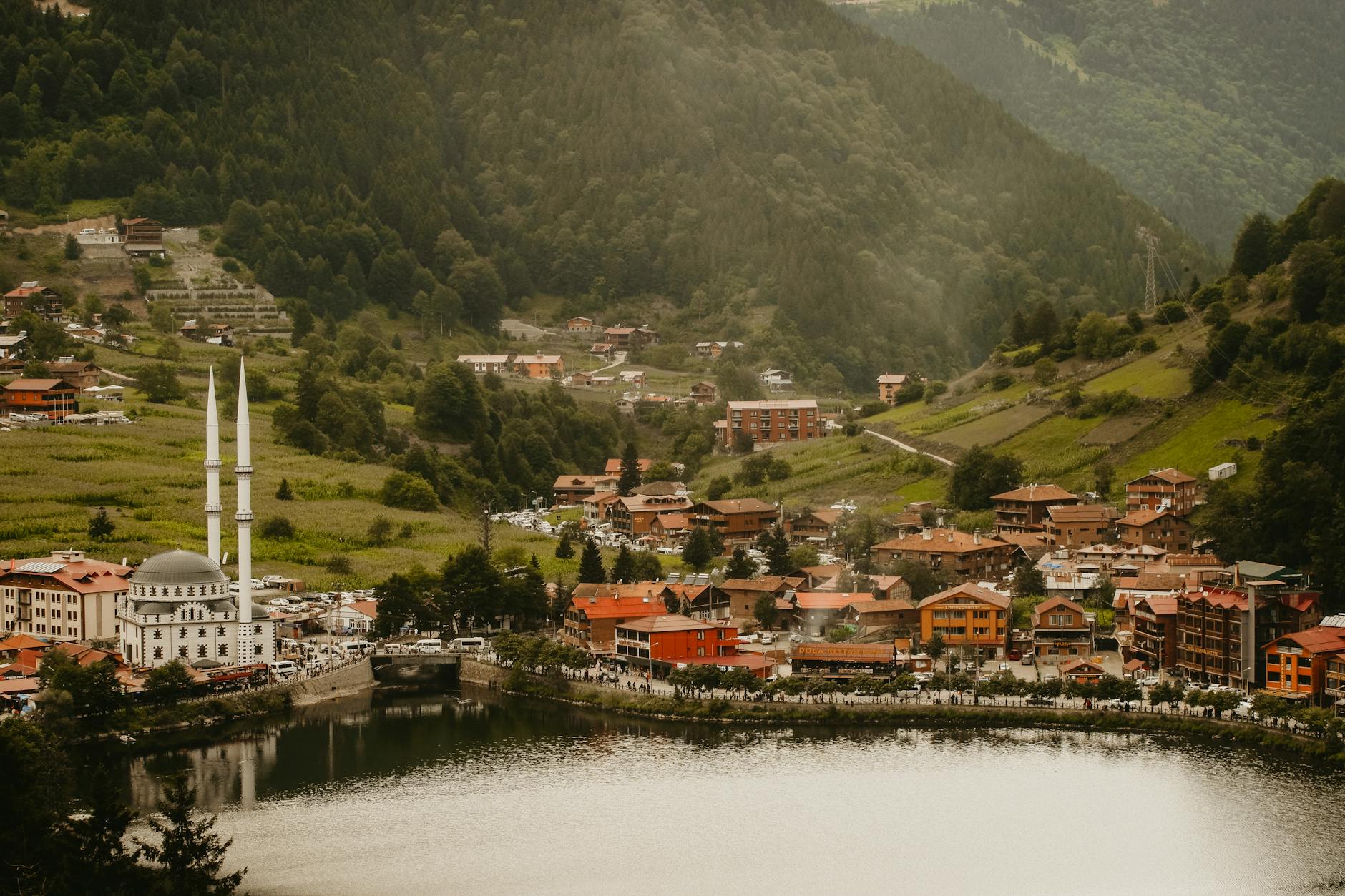 Karadeniz'in Kalbinde Ailece Kültürel Bir Keşif: Trabzon Macerası! 🌿⛰️
